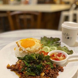 ข้าวกระเพากรอบ(หมู)เซทไข่ดาว