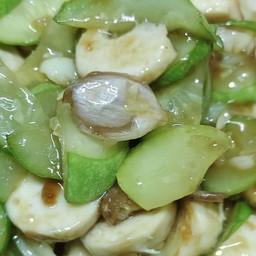 ข้าวผัดแตงกวาลูกชิ้นหมู