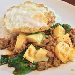 กะเพราเต้าหู้ไข่ราดข้าว