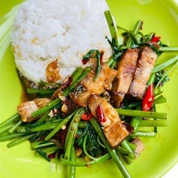 (เมนูแนะนำ) ข้าวผัดผักบุ้งหมูกรอบ