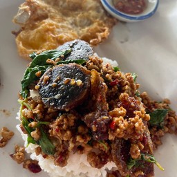 กะเพราไข่เยี่ยวม้า