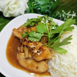 ไก่ผัดกระเทียมราดข้าว