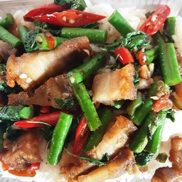 กระเพราหมูกรอบ