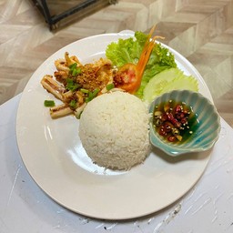 ข้าวราดปลาหมึกผัดพริกเกลือ