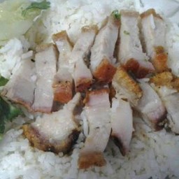 ข้าวหมูกรอบ (ข้าวสวยกับหมูกรอบ)