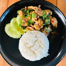 ผัดกะเพราหมูชิ้นราดข้าว