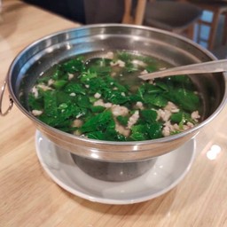 แกงจืดใบกะเพราหมูสับหม้อไฟ