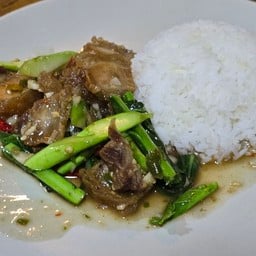 เมนูคะน้าราดข้าว