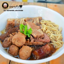 ก๋วยเตี๋ยวเนื้อตุ๋นโคขุนรวม- จัมโบ้