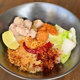 ทองห้า 555 ก๋วยเตี๋ยวต้มยำกากหมูเจียว ศรีนครินทร์