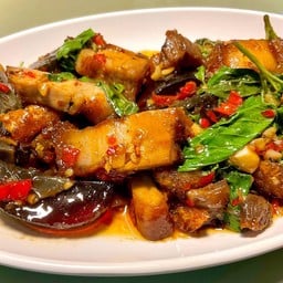 กับ/กะเพราหมูกรอบไข่เยี่ยวม้า