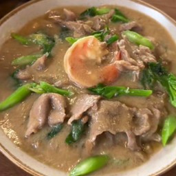 ราดหน้าหมูเส้นใหญ่ทรงเครื่อง