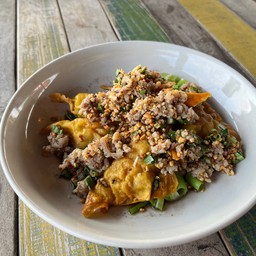 เกี๊ยวห่อหมูแห้งยำ