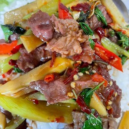 ผัดกะเพราเนื้อชิ้นราดข้าว