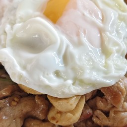 ข้าวกะเพราหมูชิ้น+ลูกชิ้น+ไข่ดาว