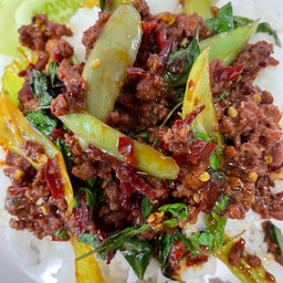 ผัดกะเพราเนื้อสับราดข้าว