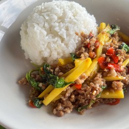 ข้าวกะเพราเนื้อหน่อไม้