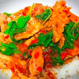 ผัดพริกแกงไก่โหระพาราดข้าว