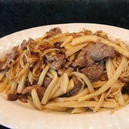 บะหมี่ผัดเนื้อ牛腩炒面(粉) 