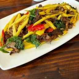 กะเพราเนื้อผัดหน่อไม้เจ (กับข้าว)