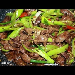 ข้าวราดผัดพริกหยวกเครื่องในไก่