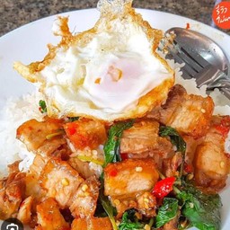 กระเพราหมูกรอบราดข้าว