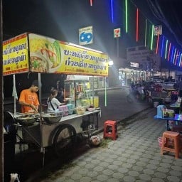 ร้านบะหมี่เกี้ยว..คนใต้..(หน้าตลาดคุณาวรรณ)
