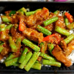 ผัดพริกแกงหมูกรอบถั่วฝักยาวราดข้าว