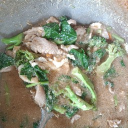 ราดหน้าหมูเส้นใหญ่