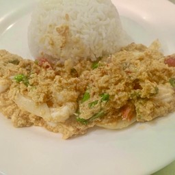 ทะเลผัดผงกะหรี่ ราดข้าว