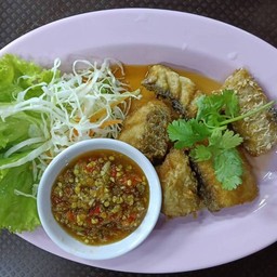ปลากระพงทอดน้ำปลา(ชิ้น)