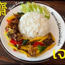 ผัดกะเพราเนื้อใส่หน่อไม้ราดข้าว