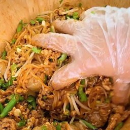 สปาเก็ตตี้คลุกโบราณหมูชิ้น