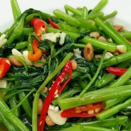 ผัดผักบุ้งไฟแดงราดข้าว