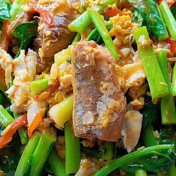 ข้าว คะน้าปลากระป๋องใส่ไข่