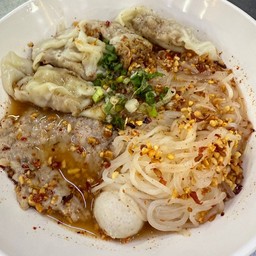 เส้นเล็กเกี้ยวหมูเก้งต้มยำ