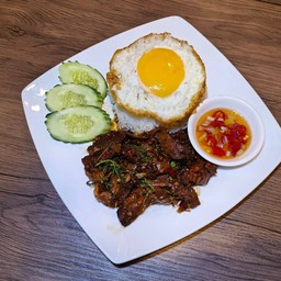 ข้าวกระเพราหมูตุ๋น ไข่ดาว