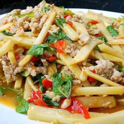 ข้าวราดผัดหน่อไม้หมูสับ