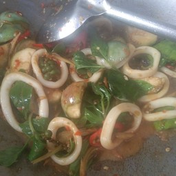 กระเพราปลาหมึก