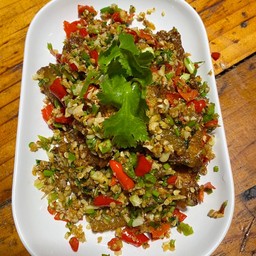 สามชั้นคั่วพริกเกลือ