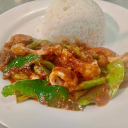 ทะเลผัดพริกแกง ราดข้าว