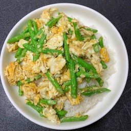 แถมฟรีท็อปปิ้ง ถั่วฝักยาวผัดไข่ราดข้าว