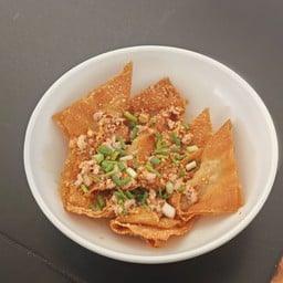 เกี๊ยวทอดต้มยำหมูสับน้ำขลุกขลิก