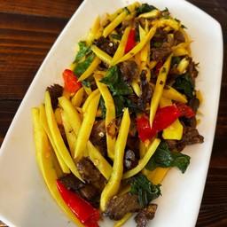 กะเพราเนื้อผัดหน่อไม้เจ (กับข้าว)