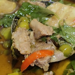 แกงเขียนหวานเนื้อส่วนติดซี่โครงมะเขือเปราะ