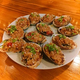 หอยเป๋าฮื้อย่างกระเทียม 6 ชิ้น蜜汁蒜蓉鲍鱼 半打