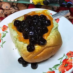 ปังไส้ทะลัก สังขยาชาไทย ไข่มุก (1ชิ้น)