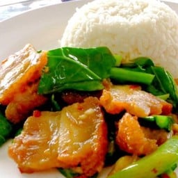 ข้าวคะน้าหมูกรอบ