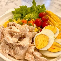 สลัดอกไก่ ไข่ต้ม