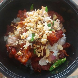 ข้าวหมูทอดกระเทียมพริกสด